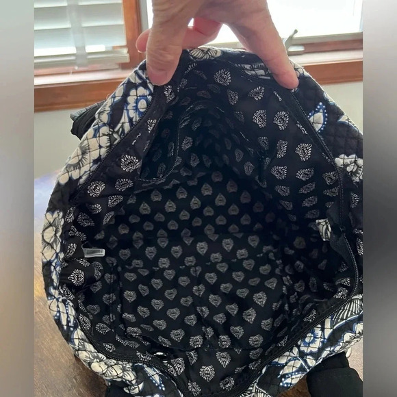 RETIRED: Vera Bradley | ladies Snow Lotus Hadley on the go shoulder handbag.​ - Picture 14 of 16